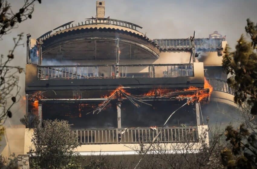  Φωτιά στη Βούλα: Θλιβερός απολογισμός – Κάηκαν 23 σπίτια και 4 οχήματα μέχρι τώρα