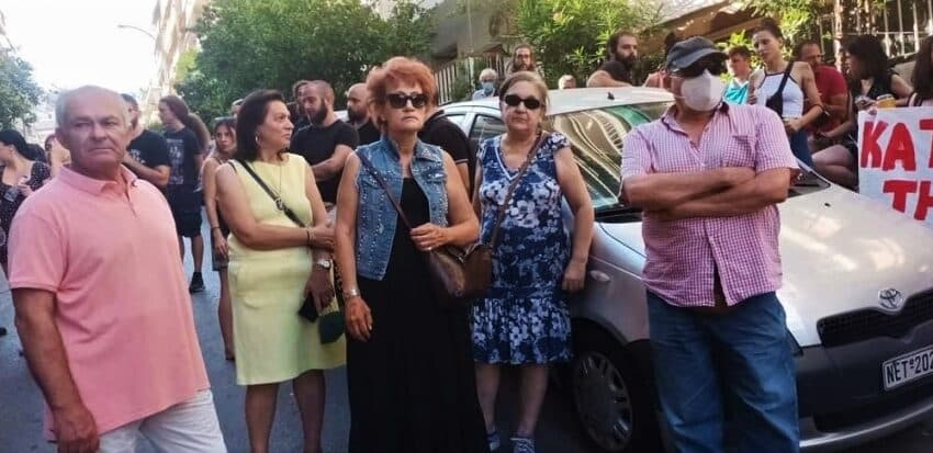  Με την αστυνομία προσπαθούν να πάρουν το σπίτι της Ιωάννας Κολοβού (video)