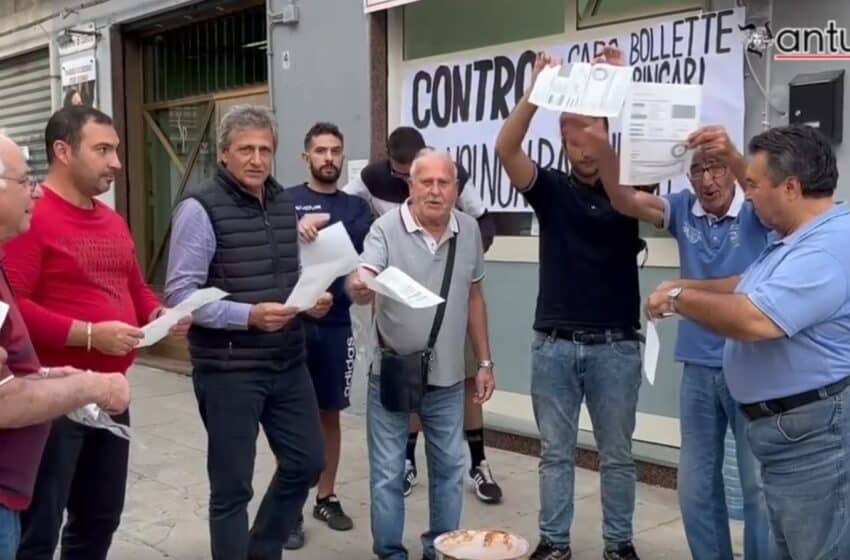  Διαμαρτυρίες στο Παλέρμο. Οι Ιταλοί καίνε τους λογαριασμούς ρεύματος