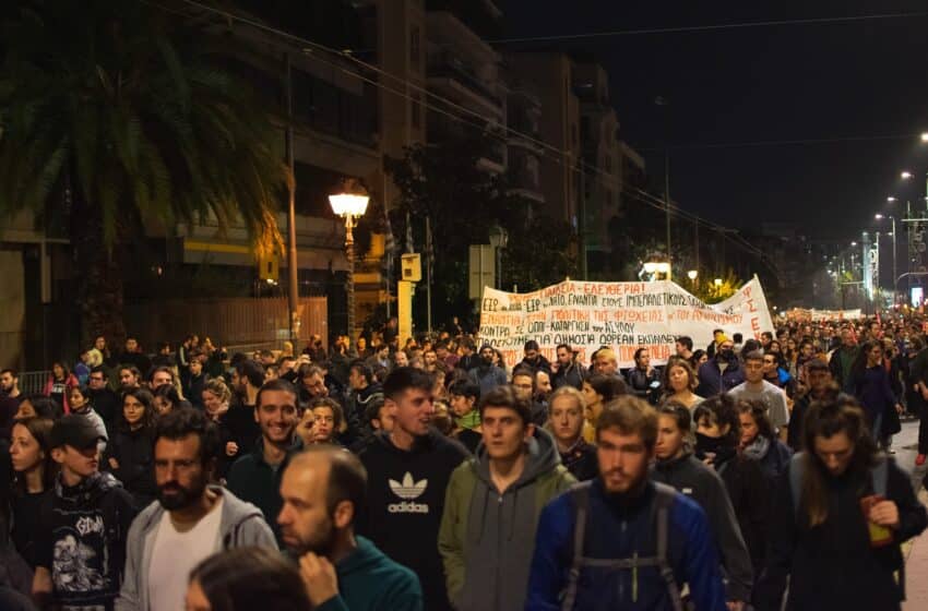  Πολύ μεγάλη η πορεία για την 49η επέτειο της εξέγερσης του Πολυτεχνείου – Γύρω στις 40.000 οι διαδηλωτές