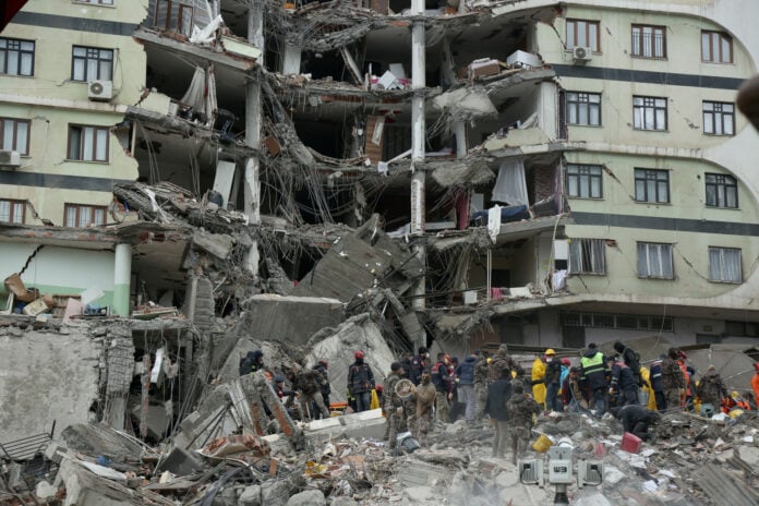  Πάνω από 16.000 οι νεκροί σε Τουρκία και Συρία