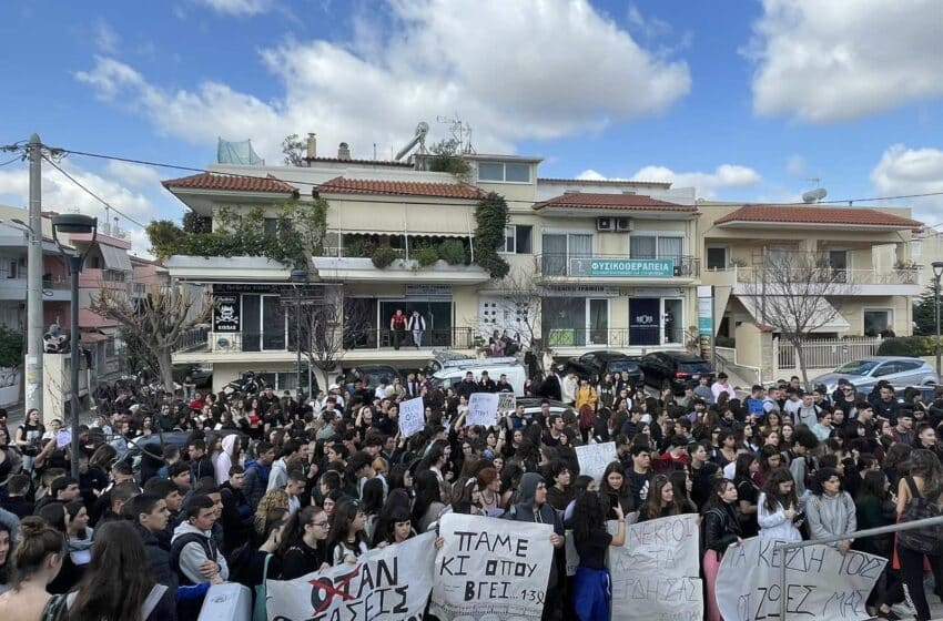  Πορεία μαθητών των σχολείων της Παλλήνης για τα Τέμπη