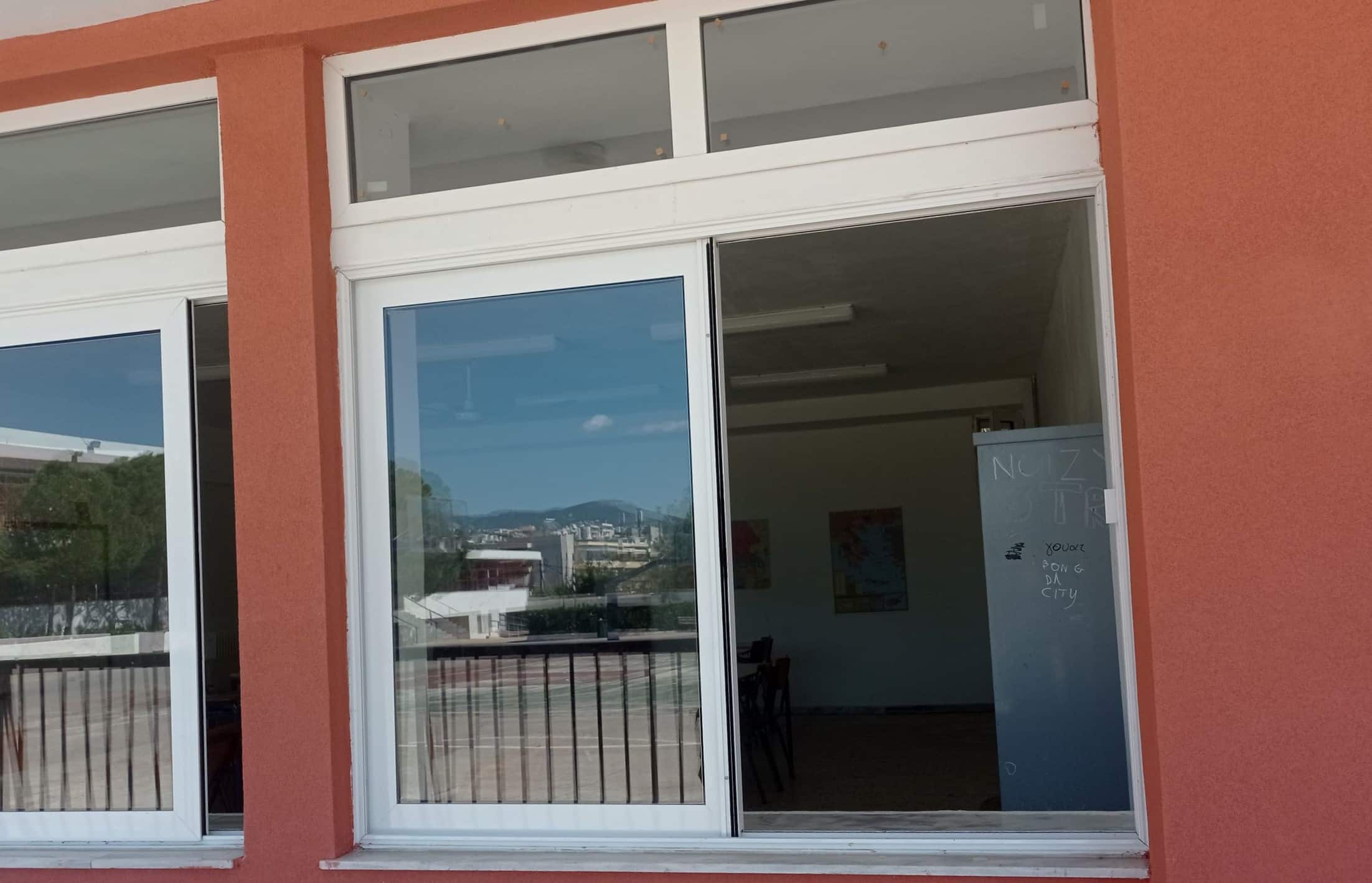 Έπεσε παράθυρο στο 1ο Γυμνάσιο ενώ το σχολείο είχε παραληφθεί από τον Δήμο