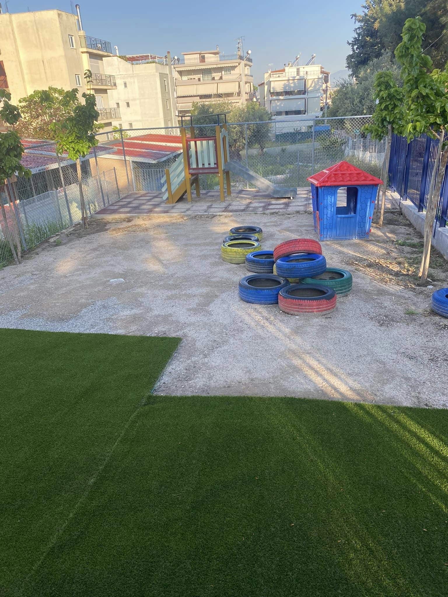 Έστρωσαν τη μισή αυλή! (Φώτο)
