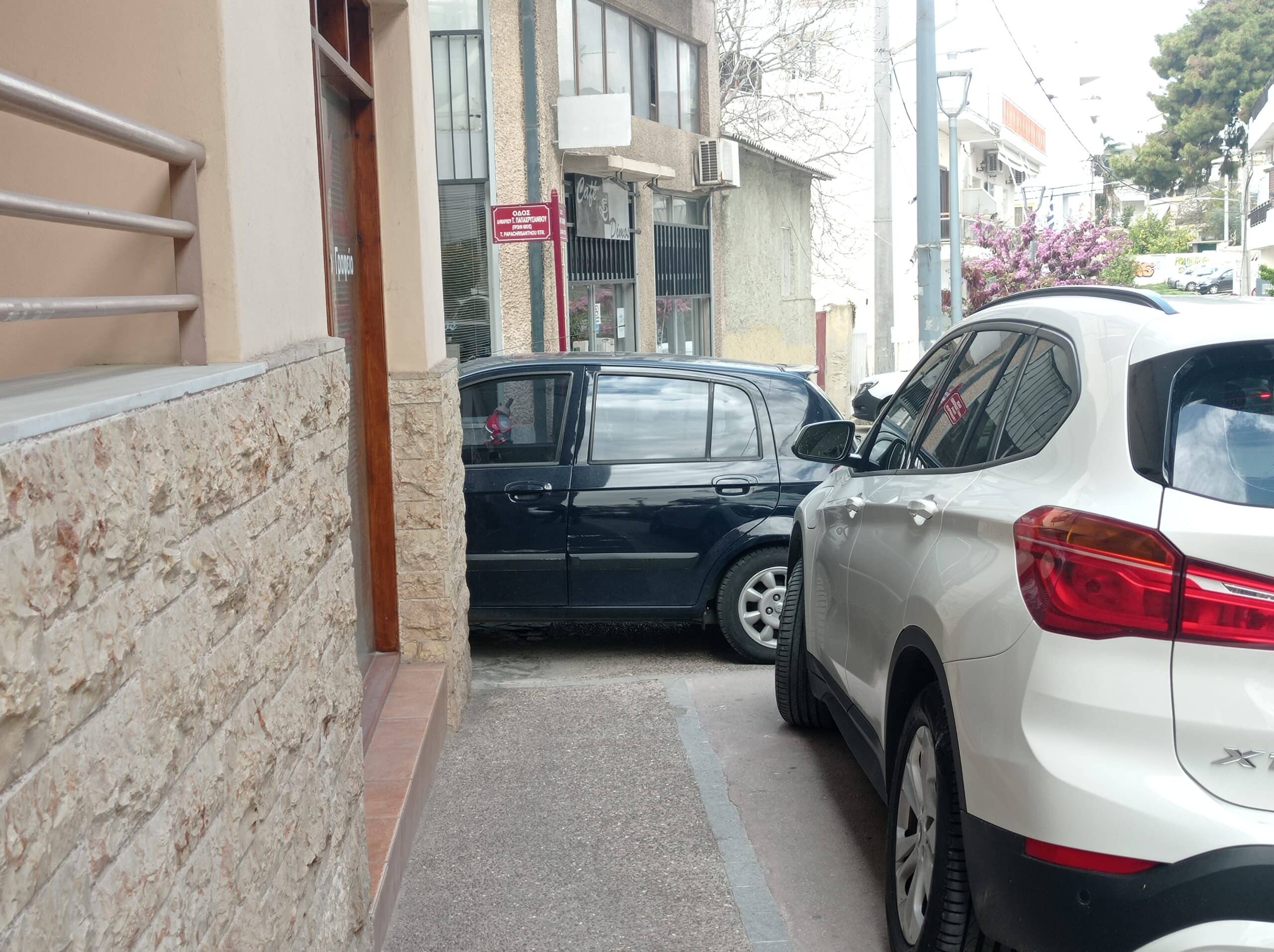 Οδηγός έκλεισε το πεζοδρόμιο στη συμβολή Δεληγιάννη και Παπαχρυσάνθου