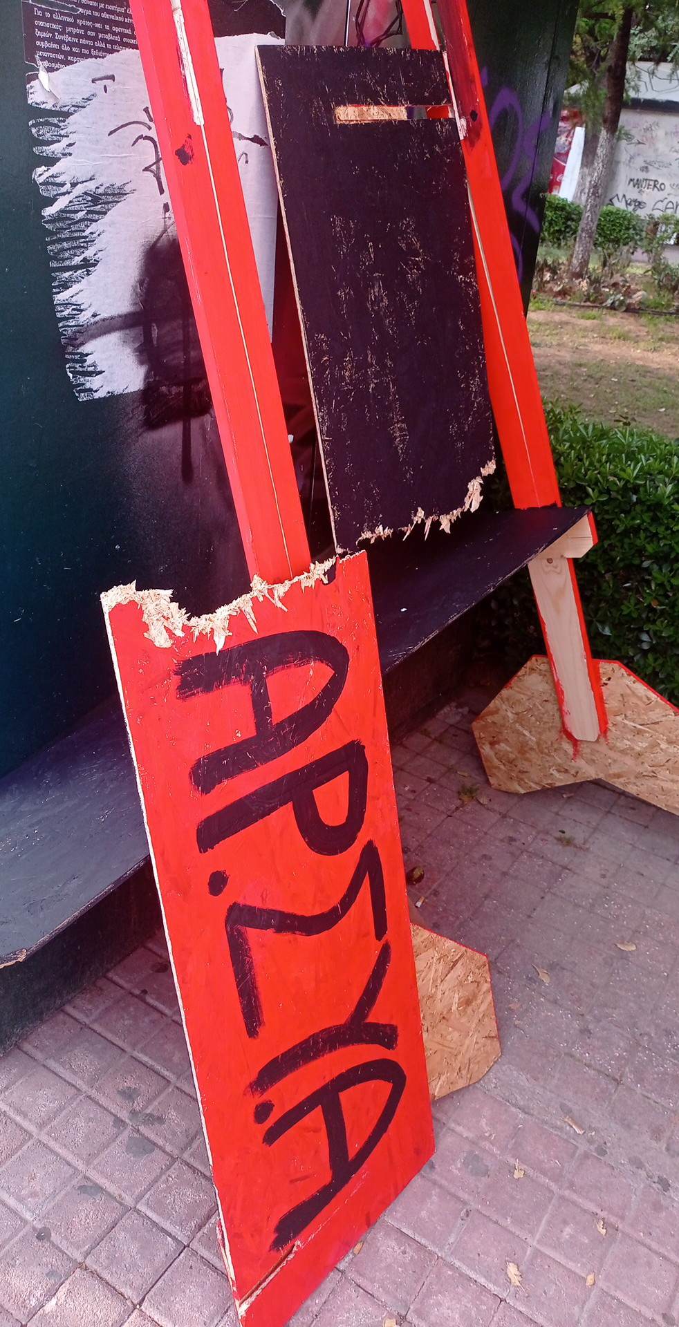 Κατέστρεψαν το περίπτερο της ΑΝΤΑΡΣΥΑ στο Ηράκλειο