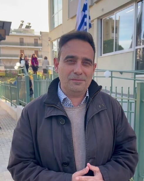 Σε μία υπηρεσία ωστόσο που κάνει τον Αντιδήμαρχο  υπερήφανο για να «περιοδεύει» στην πόλη γυρίζοντας βίντεο και μαζεύοντας ψήφους
