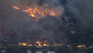 Εκτός ελέγχου η φωτιά στη Χίο - Σενάρια εμπρησμού για τα τρία ταυτόχρονα μέτωπα