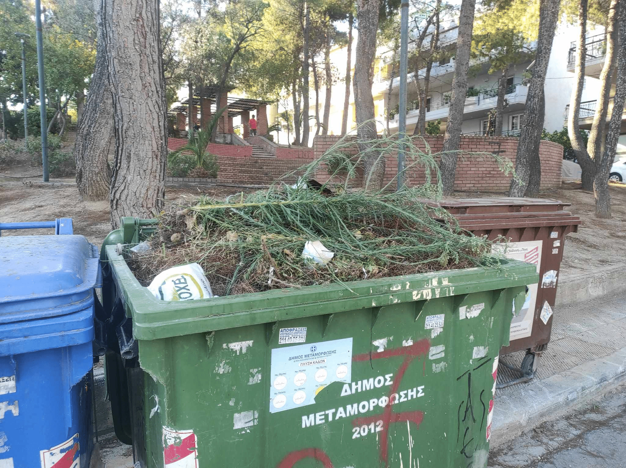 Τι καφέ, τι μπλε, τι πράσινος κάδος!