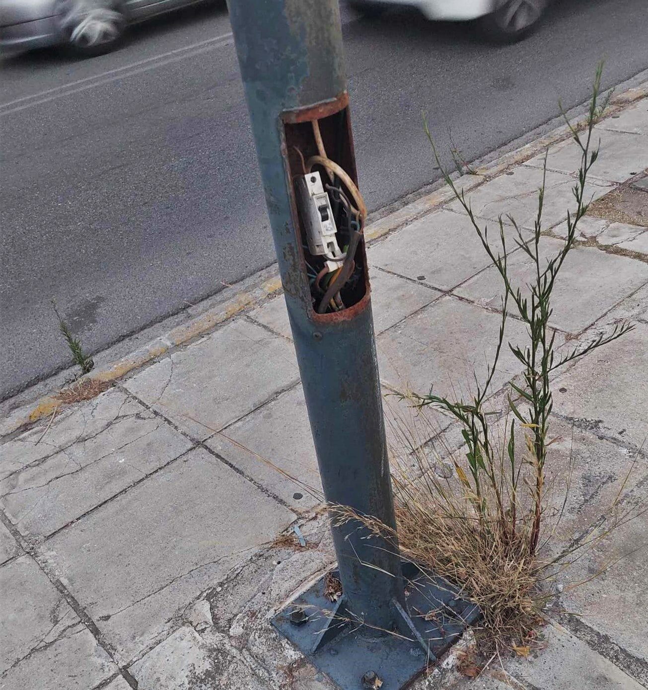 Διαλυμένη κολώνα στη Μεταμόρφωση (φώτο) Διαλυμένη κολώνα στη Μεταμόρφωση (φώτο)
