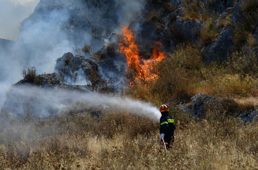  Δύσκολη η φωτιά στη Ρόδο – Υψηλός κίνδυνος νέων πυρκαγιών και σήμερα