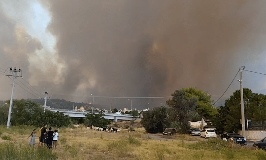 Τα πρωτοσέλιδα των εφημερίδων για τις πυρκαγιές (23/08)