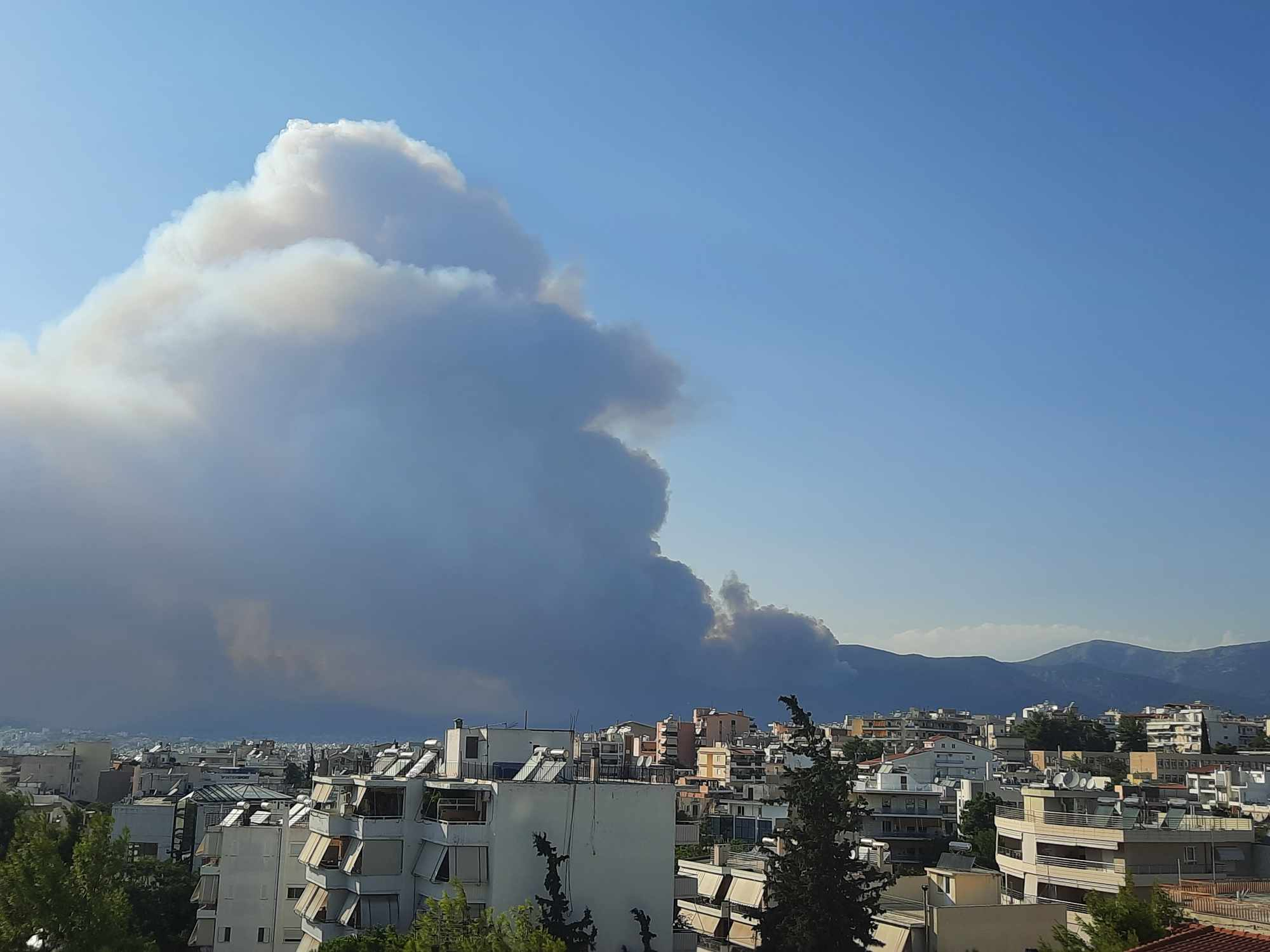 Έκτακτο: Στον Εθνικό Δρυμό της Πάρνηθας η φωτιά