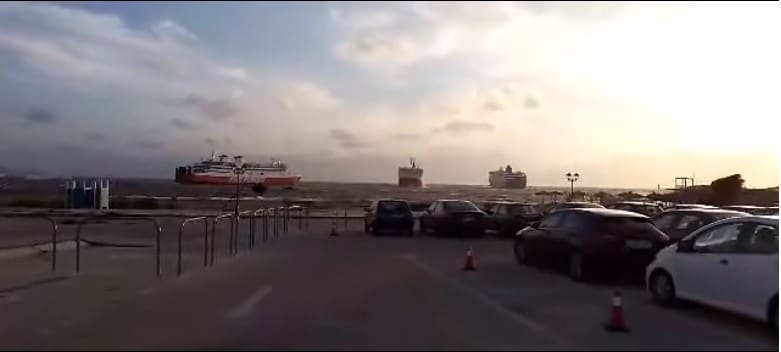  Το είδαμε κι αυτό: Τρία πλοία έμπλεξαν τις άγκυρες τους στο λιμάνι της Ραφήνας (pic+vid)