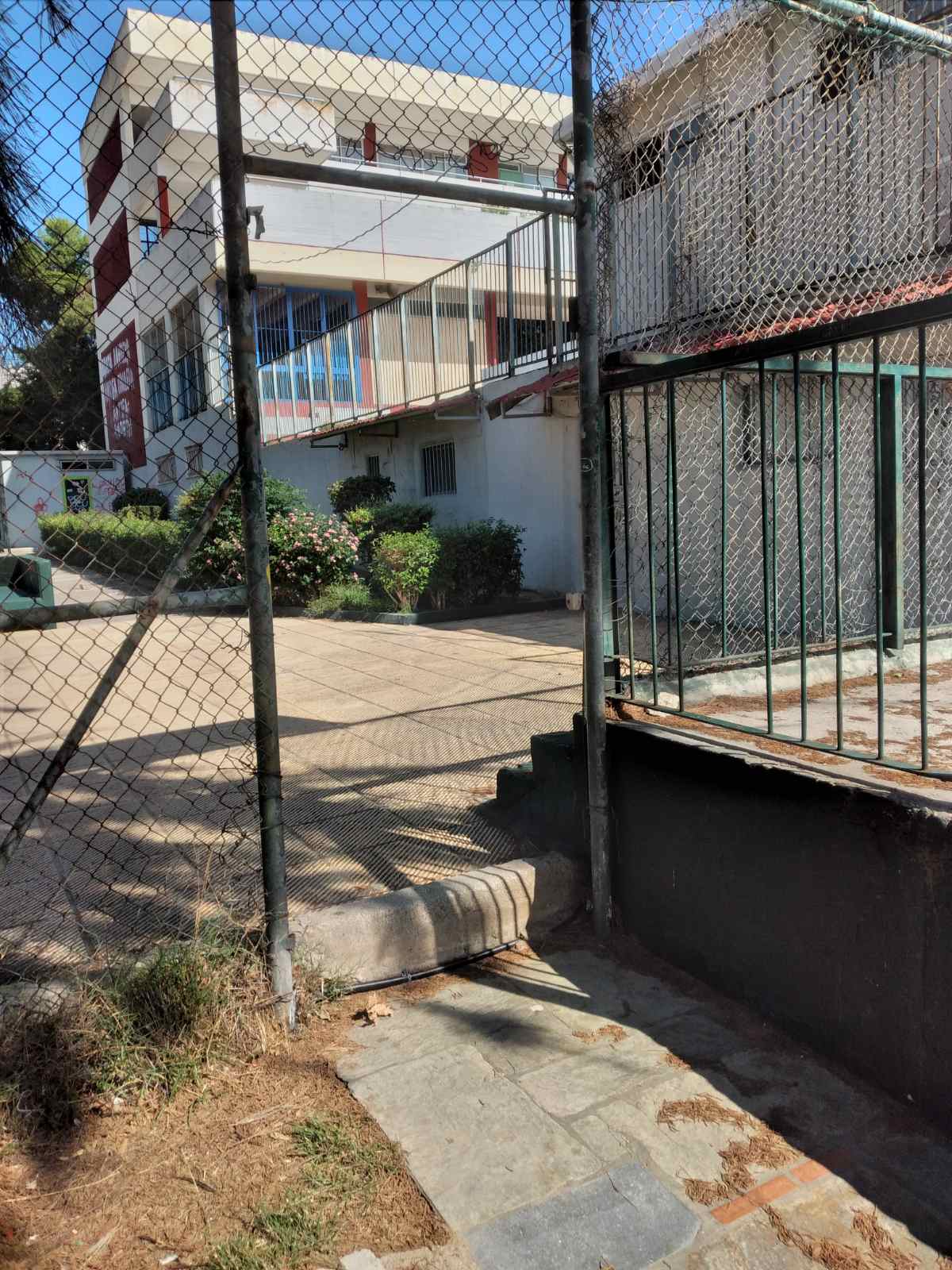 Νέα Ιωνία: Τους πήραν και τις πόρτες