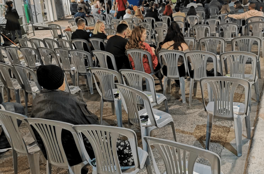  Χαμηλές πτήσεις και άδειες καρέκλες από Νάνο και Σαραούδα (φώτο)