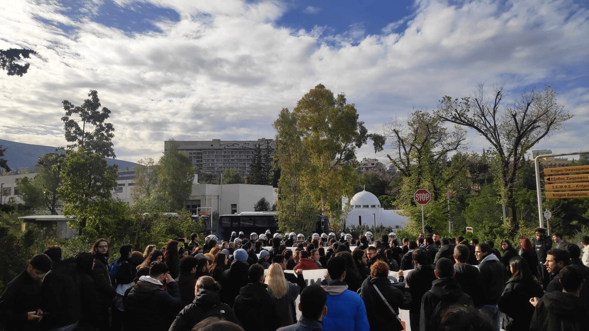 Πολυτεχνείο: «Χτύπησαν μέχρι και αντιπρύτανη» - Πορεία στα Προπύλαια