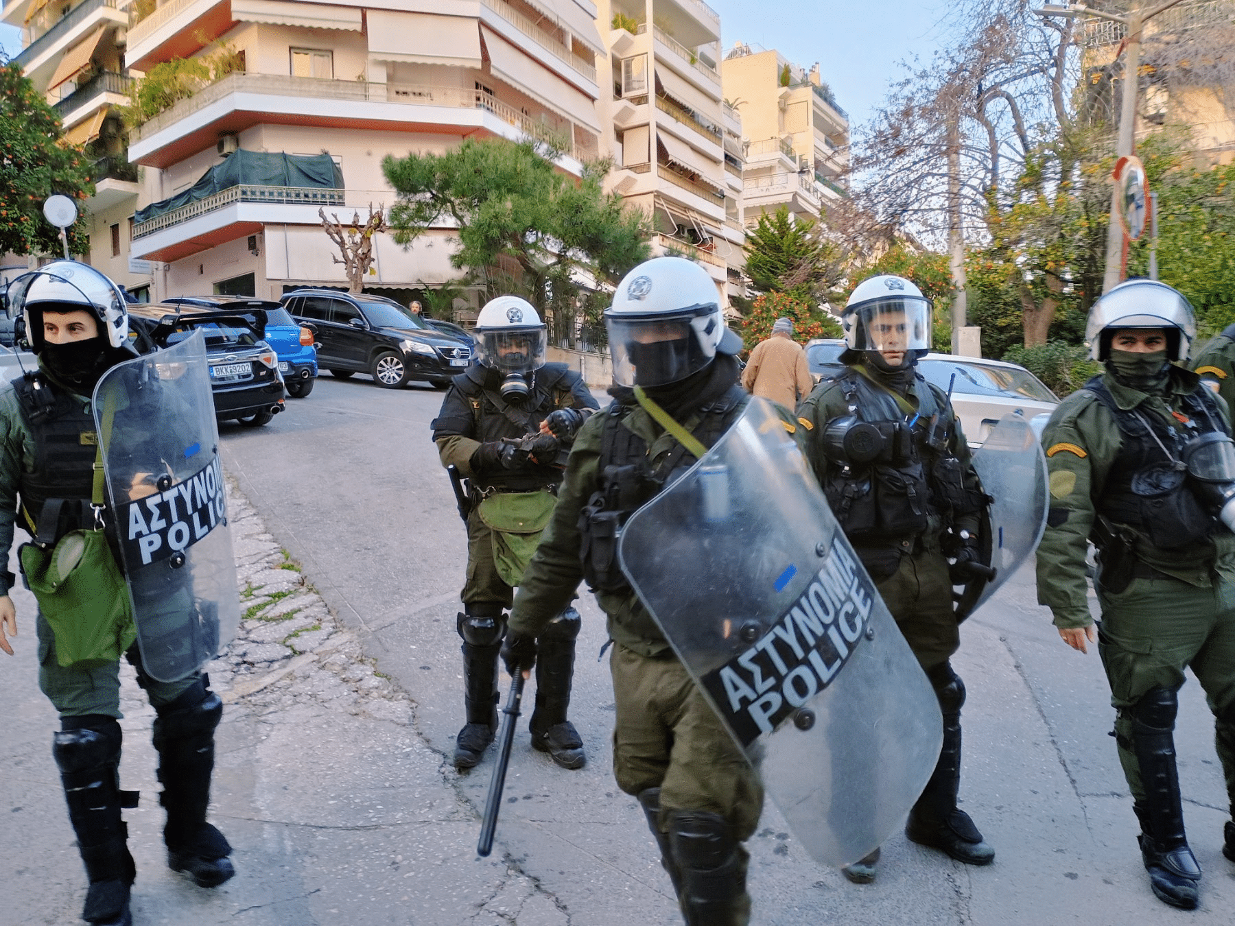 Ζωγράφου: Συνέλαβαν την Ι. Κολοβού - Με χημικά και ξύλο η έξωση (video)