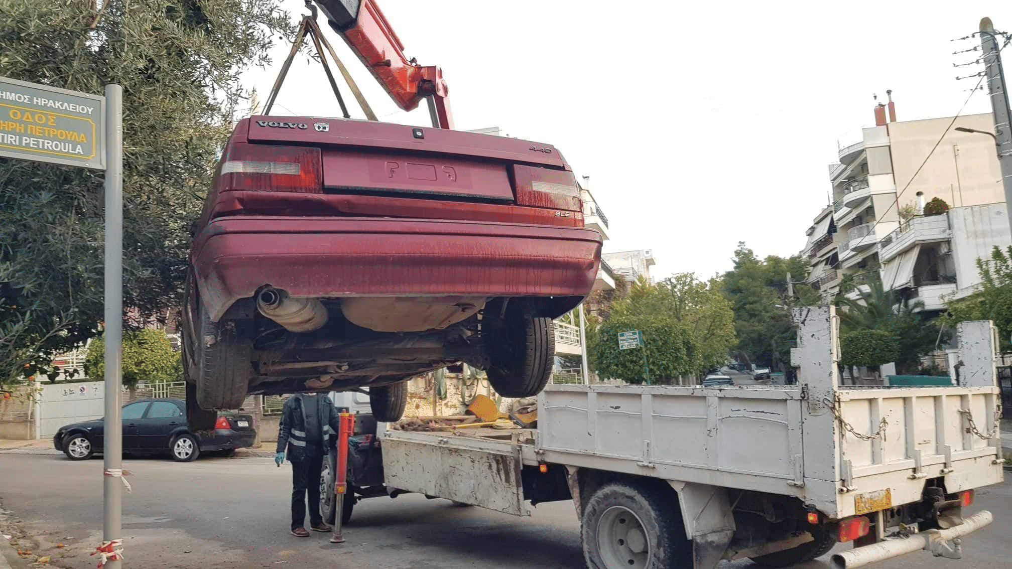 Απομάκρυνη εγκαταλελειμμένων οχημάτων από τον Δ. Ηρακλείου