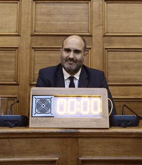  «Το διασκεδάζει» στην Επιτροπή για τα Τέμπη ο Μαρκόπουλος