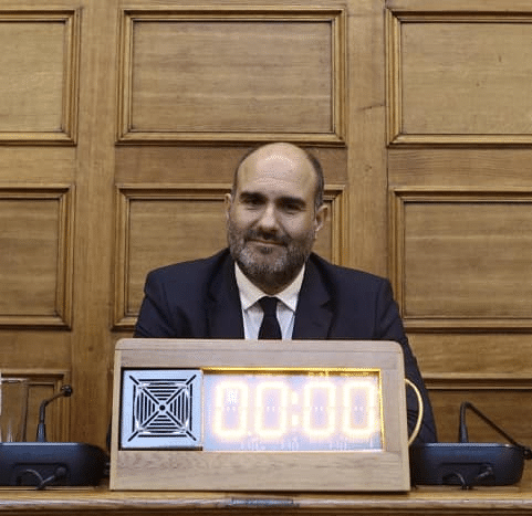 «Διασκεδάζει» στην Επιτροπή για τα Τέμπη ο Μαρκόπουλος