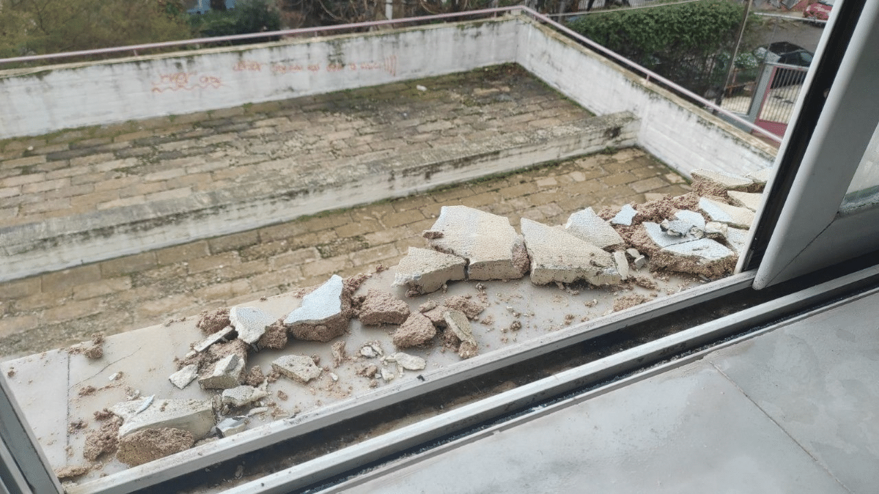 Σοβάδες έπεσαν σε σχολείο στην Αγία Παρασκευή