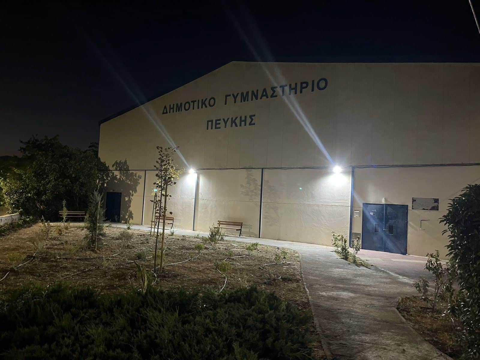 Τοποθετήθηκε εξωτερικός φωτισμός στο Κλειστό της Πεύκης