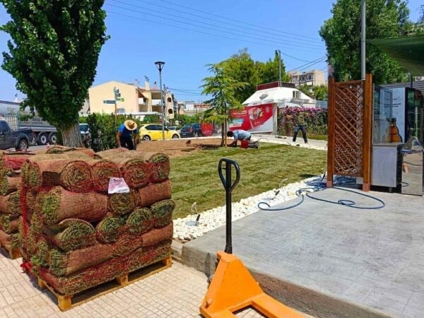  H πλατεία γέμισε με τραπεζοκαθίσματα, χωρίς ίχνος φυσικού πρασίνου.