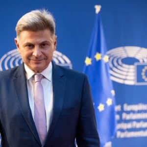 Στο ΠΑΣΟΚ εντάσσεται ο ευρωβουλευτής Νικόλας Φαραντούρης
