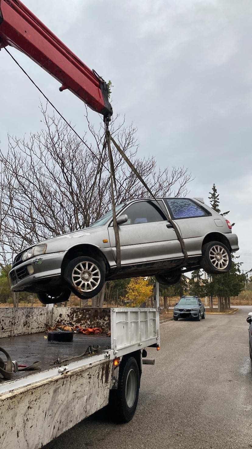 Άλλα 6 εγκαταλειμμένα αυτοκίνητα απομακρύνθηκαν από τους δρόμους του Δήμοτ Λυκόβρυσης – Πεύκης
