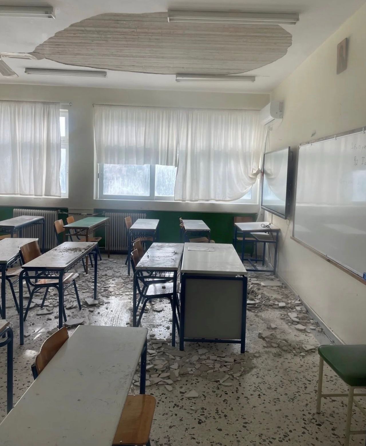 Κόκκινη Ρωγμή: Πέφτουν σοβάδες και η δημοτική αρχή σφυρίζει αδιάφορα!