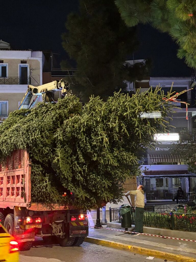 Σε χριστουγεννιάτικους ρυθμούς η Νέα Ιωνία - Το Σάββατο η φωταγώγηση του δέντρου