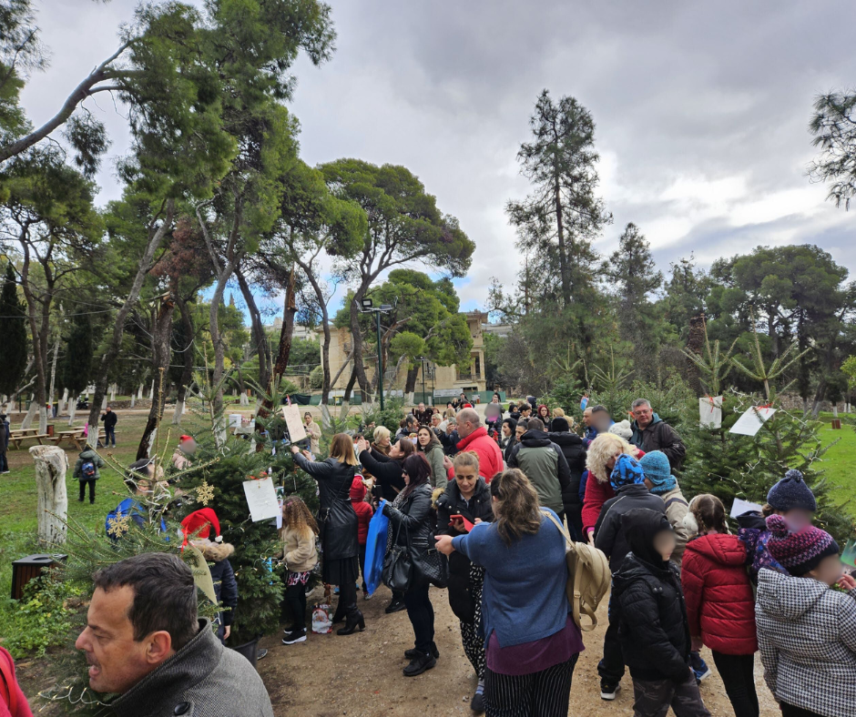 Δράση για παιδιά με στολισμό ελάτων στο κτήμα Φιξ