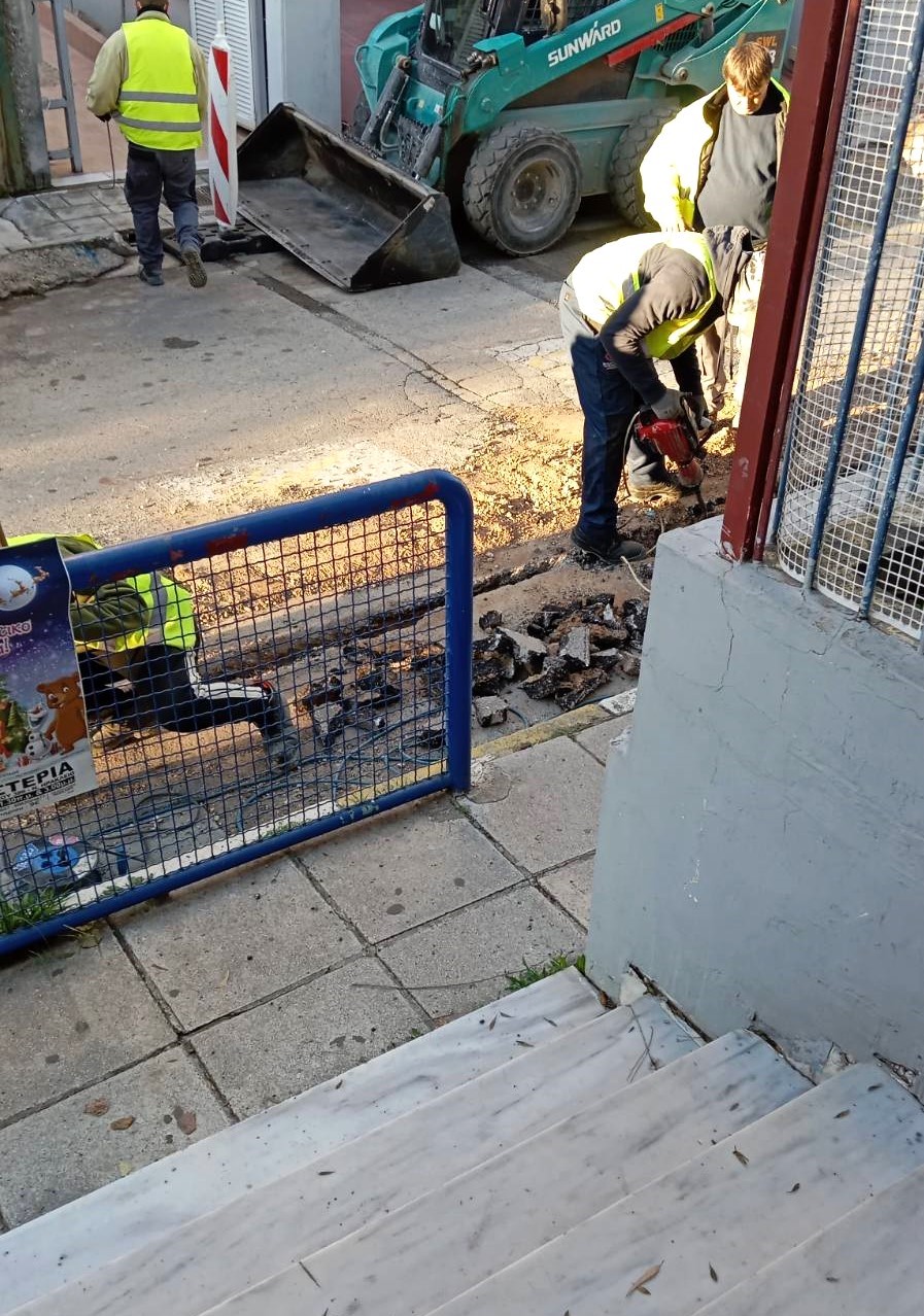 Δούλευε το κομπρεσέρ την ώρα εισόδου των παιδιών στο σχολείο: «Η ασυδοσία χτύπησε κόκκινο»