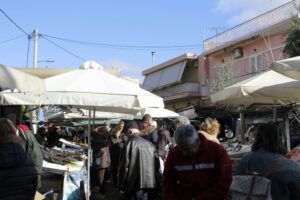 «Δήμος και Αρχές ανέχονται όλες τις παρανομίες στη λαϊκή της Καναπίτσας», λένε οι κάτοικοι