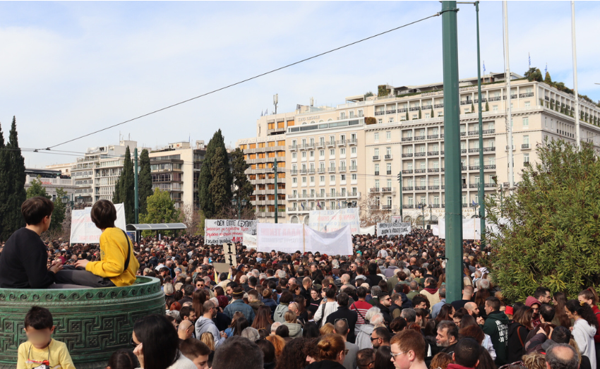  Φωτορεπορτάζ από τη μεγαλειώδη συγκέντρωση για τα Τέμπη στην πλατεία Συντάγματος