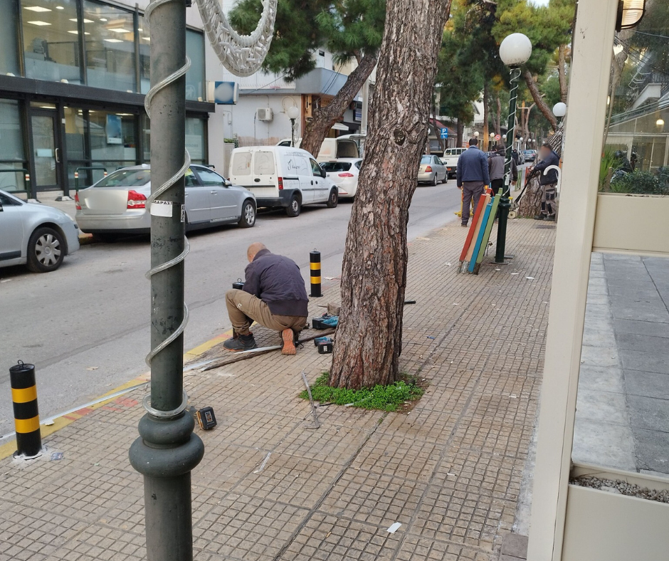 Κόβουν τα κάγκελα για να χωρέσει η λαϊκή στη Σαλαμίνος