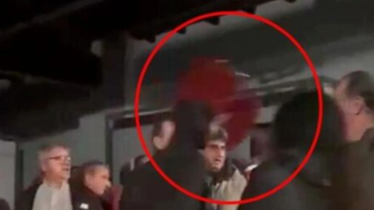 Μεγάλη ένταση στο Λαύριο για τα σκουπίδια – Πέταξαν καρέκλα στον Δήμαρχο Μεγάλη ένταση στο δημοτικό συμβούλιο Κερατέας για τα σκουπίδια - Πέταξαν καρέκλα στον Δήμαρχο