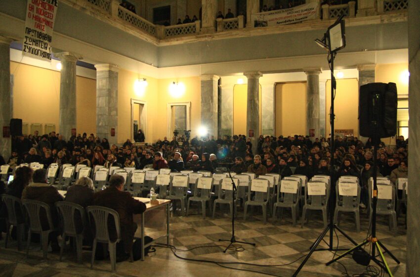 Φωτορεπορτάζ από την εκδήλωση για τα Τέμπη στο Πολυτεχνείο: «Θα παλέψουμε μέχρι να αναπνέουμε ελεύθερα»