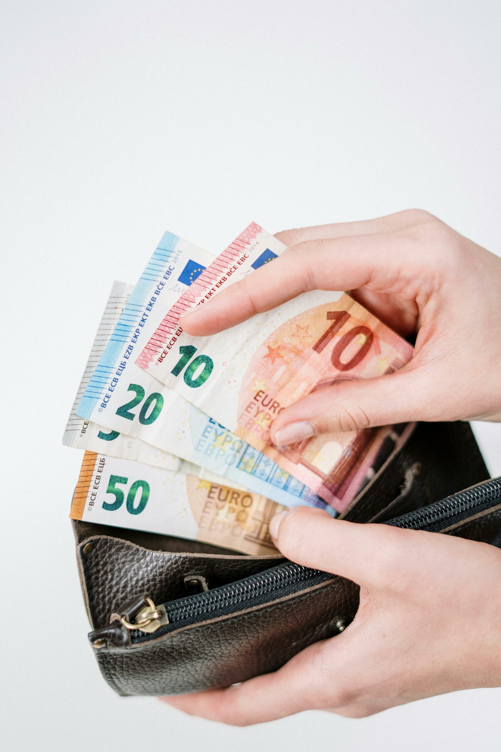 Οι πληρωμές από e-ΕΦΚΑ και ΔΥΠΑ έως τις 2 Μαΐου