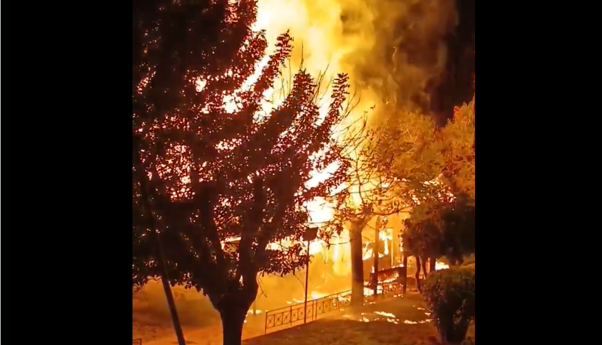 Φωτιά σε λεωφορείο στα Πατήσια - Καταστράφηκε ολοσχερώς