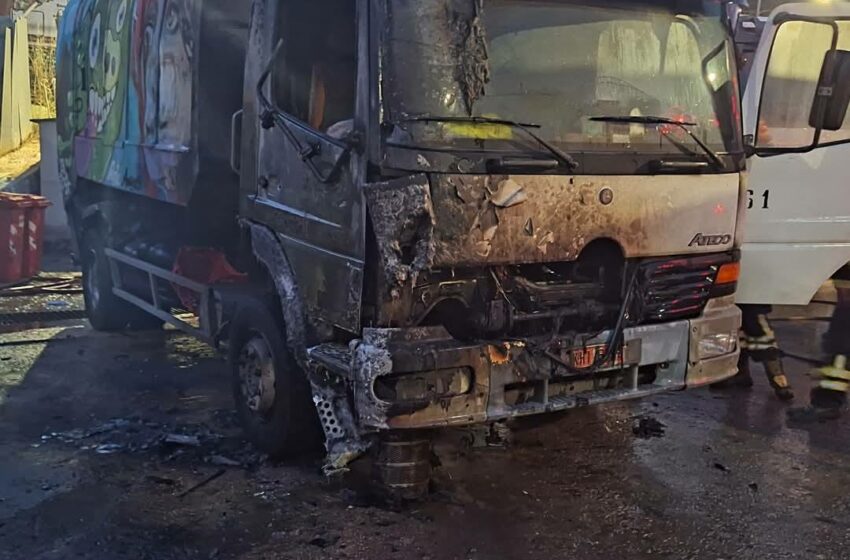  Άγνωστοι εισέβαλαν στο αμαξοστάσιο του Δήμου Βύρωνα – Έβαλαν φωτιά σε κάδους απορριμμάτων