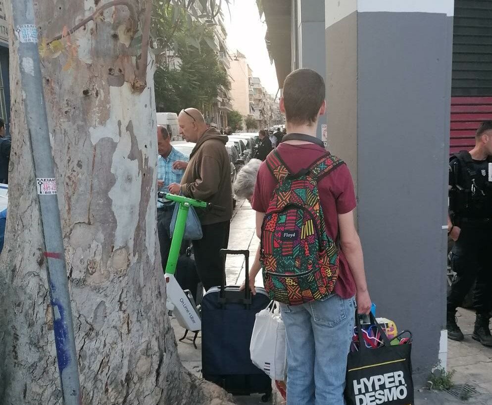 Πέταξαν στο δρόμο οικογένεια με ανάπηρο παιδί στα Σεπόλια
