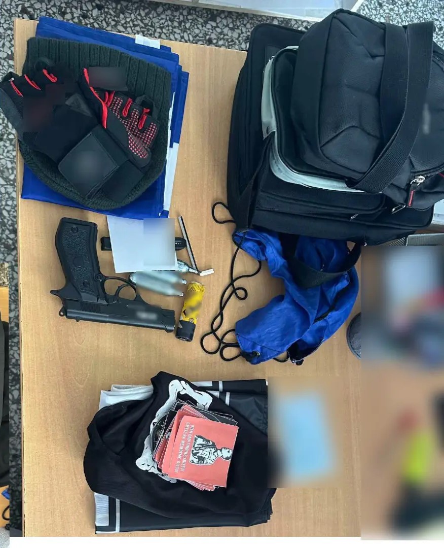 Συνέλαβαν ομάδα Χρυσαυγιτών με αεροβόλο σε σχολείο