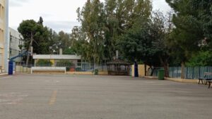 Αποκλεισμένο το μισό προαύλιο γιατί δεν κλαδεύουν το δέντρο