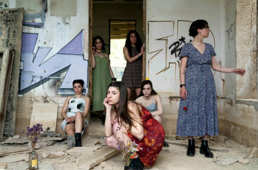 Ξεκίνησε στο Θέατρο 104 η παράσταση «Σπαράγματα Φόνων», βασισμένη στο βιβλίο του Άρη Τσιούμα