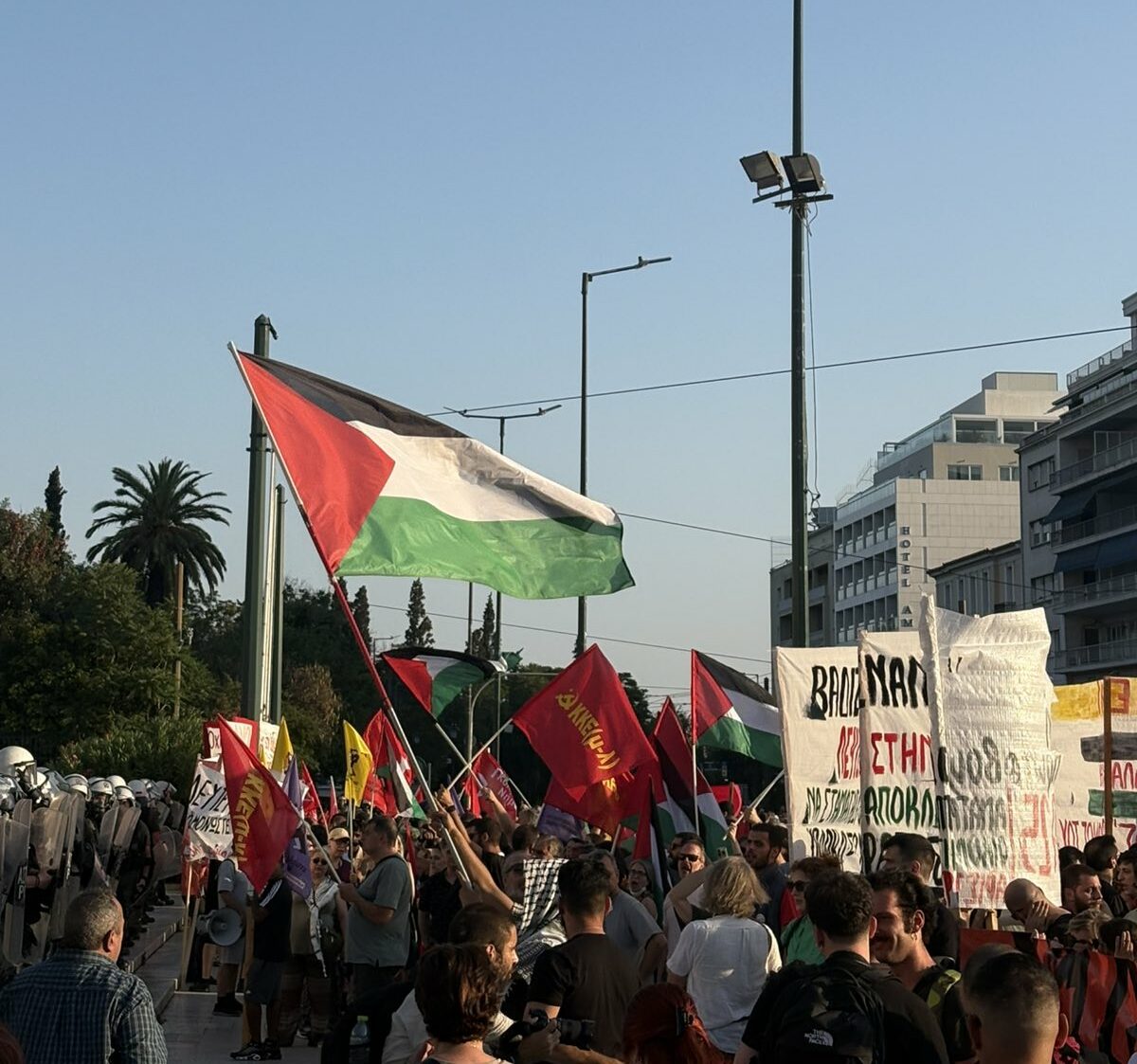 Και σήμερα η αστυνομία κλείνει το μετρό στο Σύνταγμα για την αντιπολεμική διαδήλωση