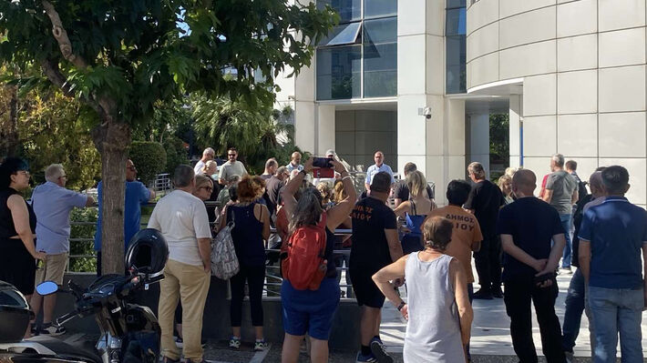 Διαμαρτυρία στο Δημαρχείο Ιλίου για τον θάνατο 65χρονου εργάτη εν ώρα εργασίας