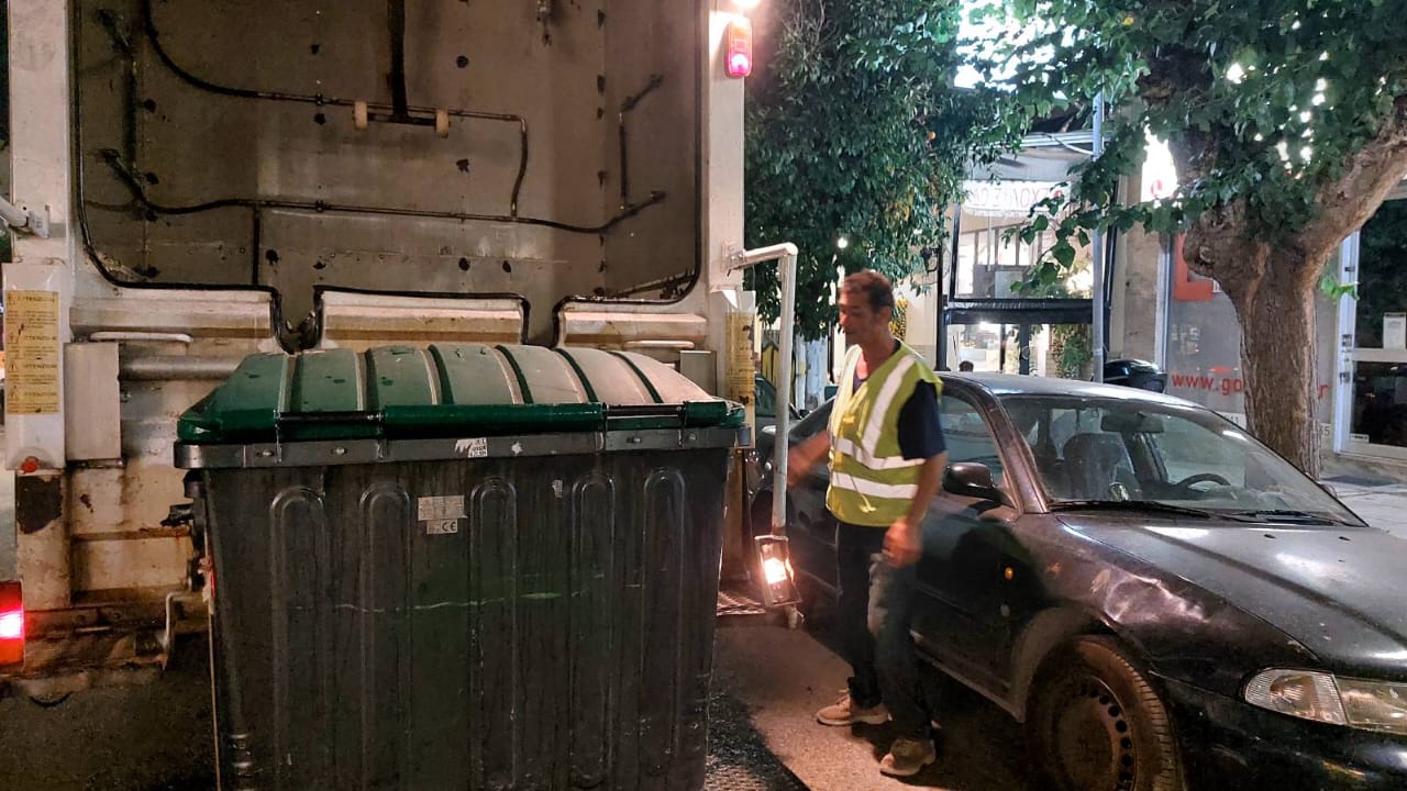 Συνεχίζεται το πλύσιμο των κάδων στη Νέα Ιωνία