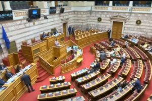 Βουλή: ΣΥΡΙΖΑ και Νέα Αριστερά ζητούν «βίαιη προσαγωγή» του «Φραπέ» για τον ΟΠΕΚΕΠΕ